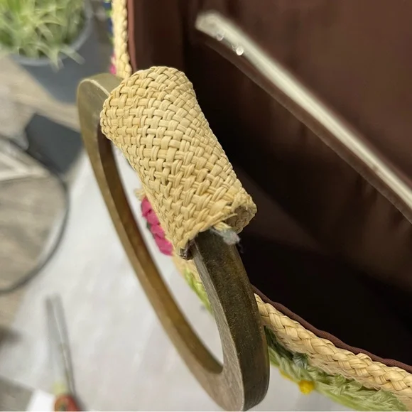 Vintage Embroidered Raffia Straw Tote 3D Floral Boho Market Bag Wooden Handles - Picture 6 of 12